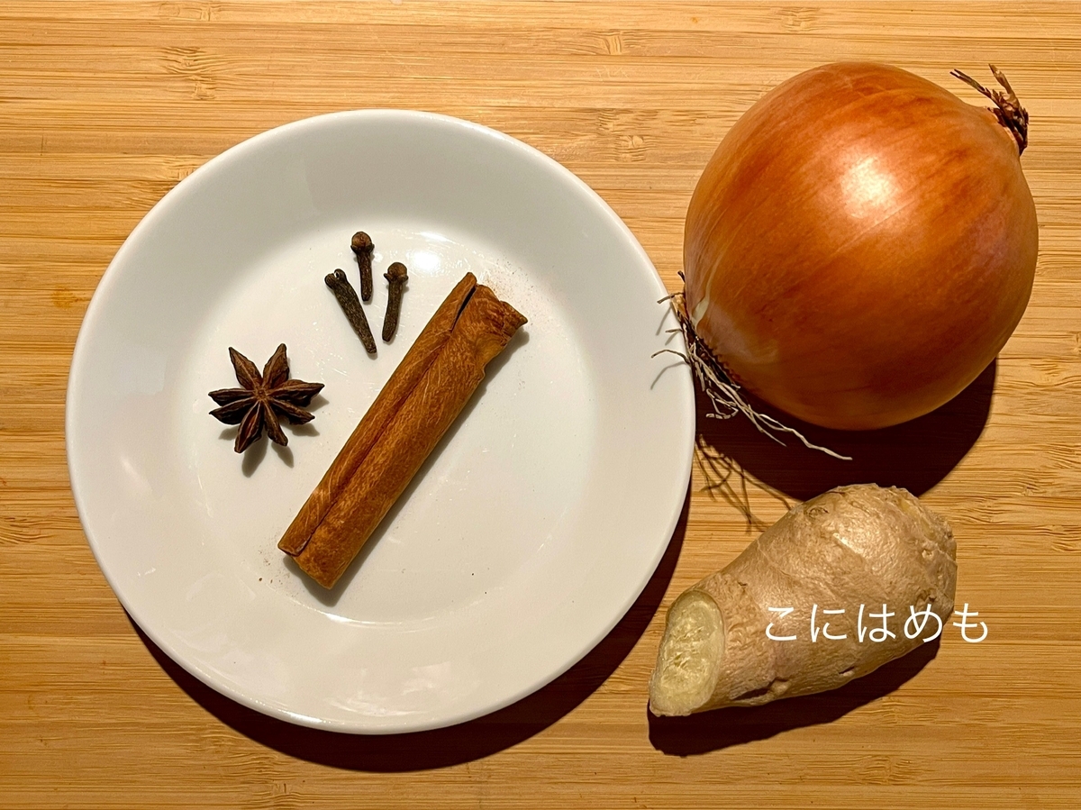 使用するスープの材料「鶏胸肉(今回は骨付きを使用)、鶏ガラ、レバー、砂肝、玉ねぎ、生姜、シナモン、クローブ、八角(スターアニス)」
