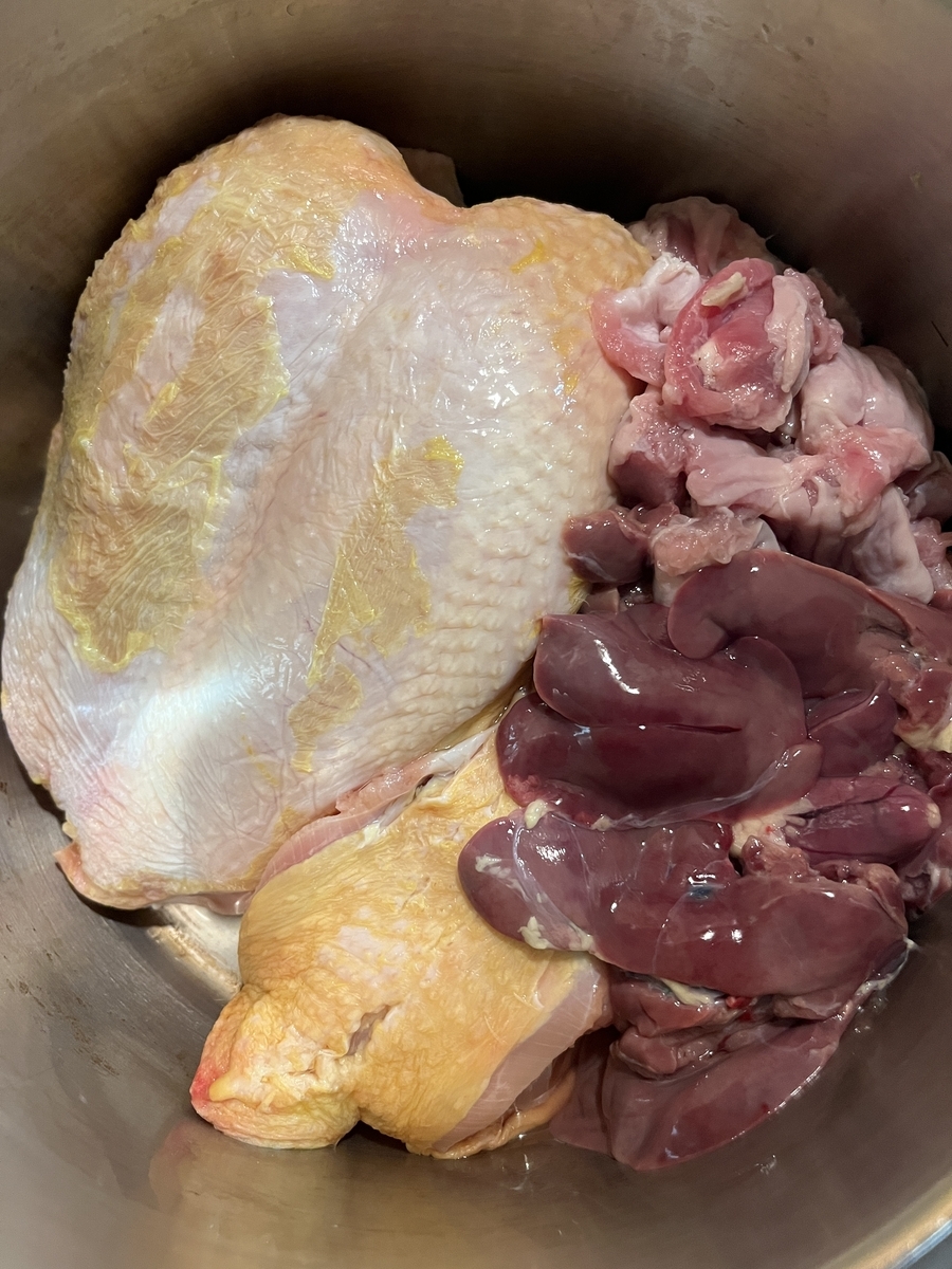 ハンガリー人の友人に教えてもらった、お水に浸けて、捨てるだけのお肉の臭みを取る方法。