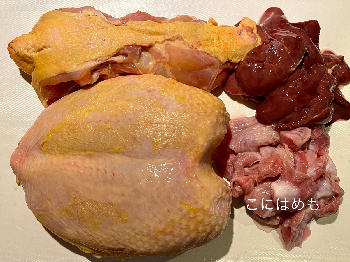 使用するスープの材料「鶏胸肉(今回は骨付きを使用)、鶏ガラ、レバー、砂肝、玉ねぎ、生姜、シナモン、クローブ、八角(スターアニス)」