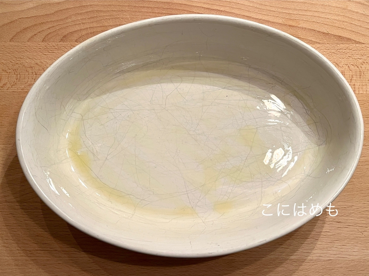 オリーブオイルorバターを型に薄く塗り、生地を流し入れる。