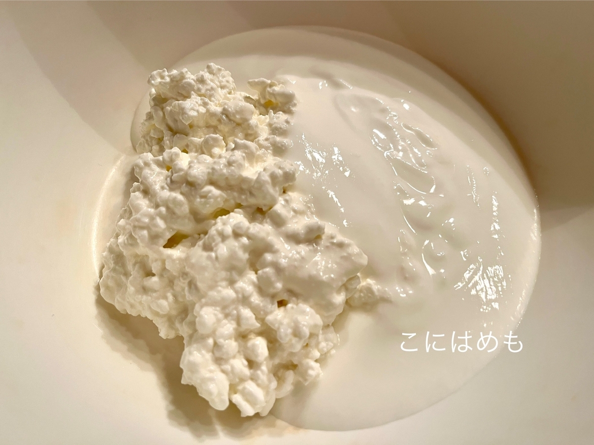 カッテージチーズ、ヨーグルト、砂糖、バニラシュガーを混ぜる。