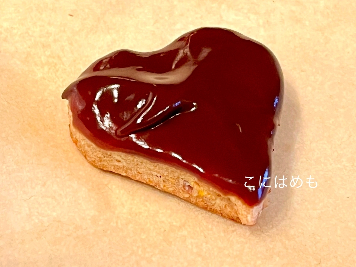 冷めたクッキーにチョコレートコーティングする。