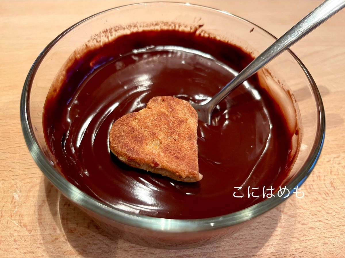 「オレンジとアーモンドクッキー」を焼き「チョコレートコーティング」をする。