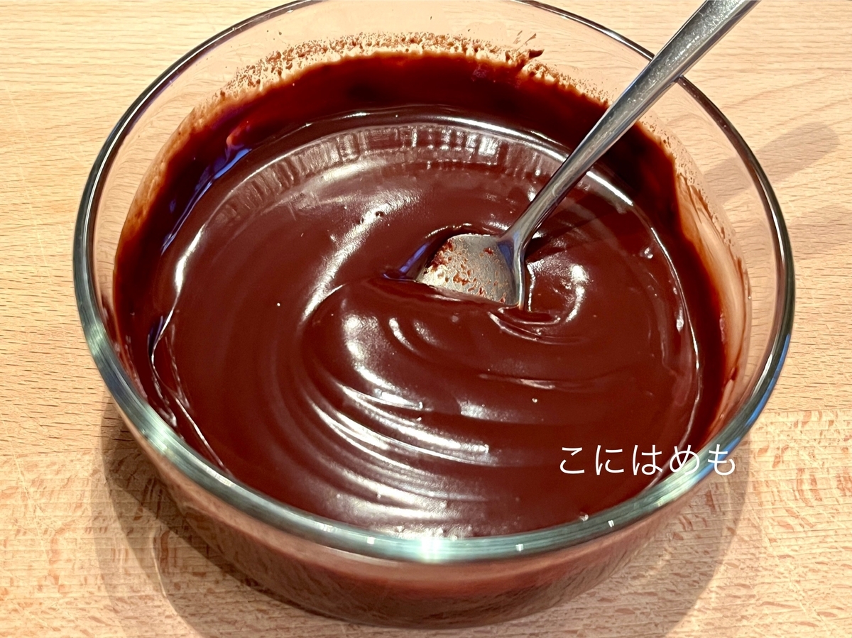 牛乳とチョコレートを湯煎で溶かす。