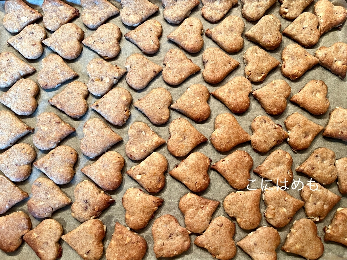 「オレンジとアーモンドクッキー」を焼き「チョコレートコーティング」をする。