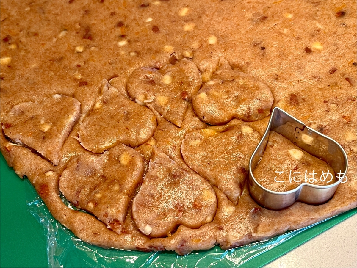 生地を伸ばし、型抜きをする。