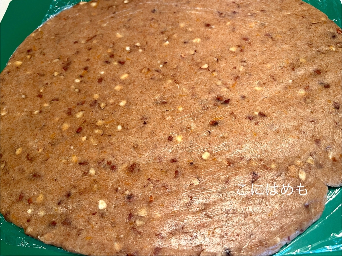 生地を伸ばし、型抜きをする。