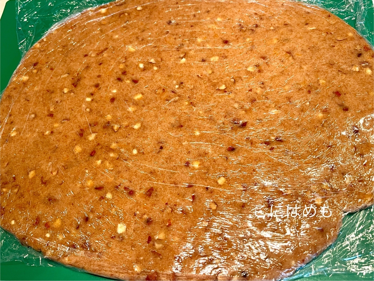 生地を伸ばし、型抜きをする。