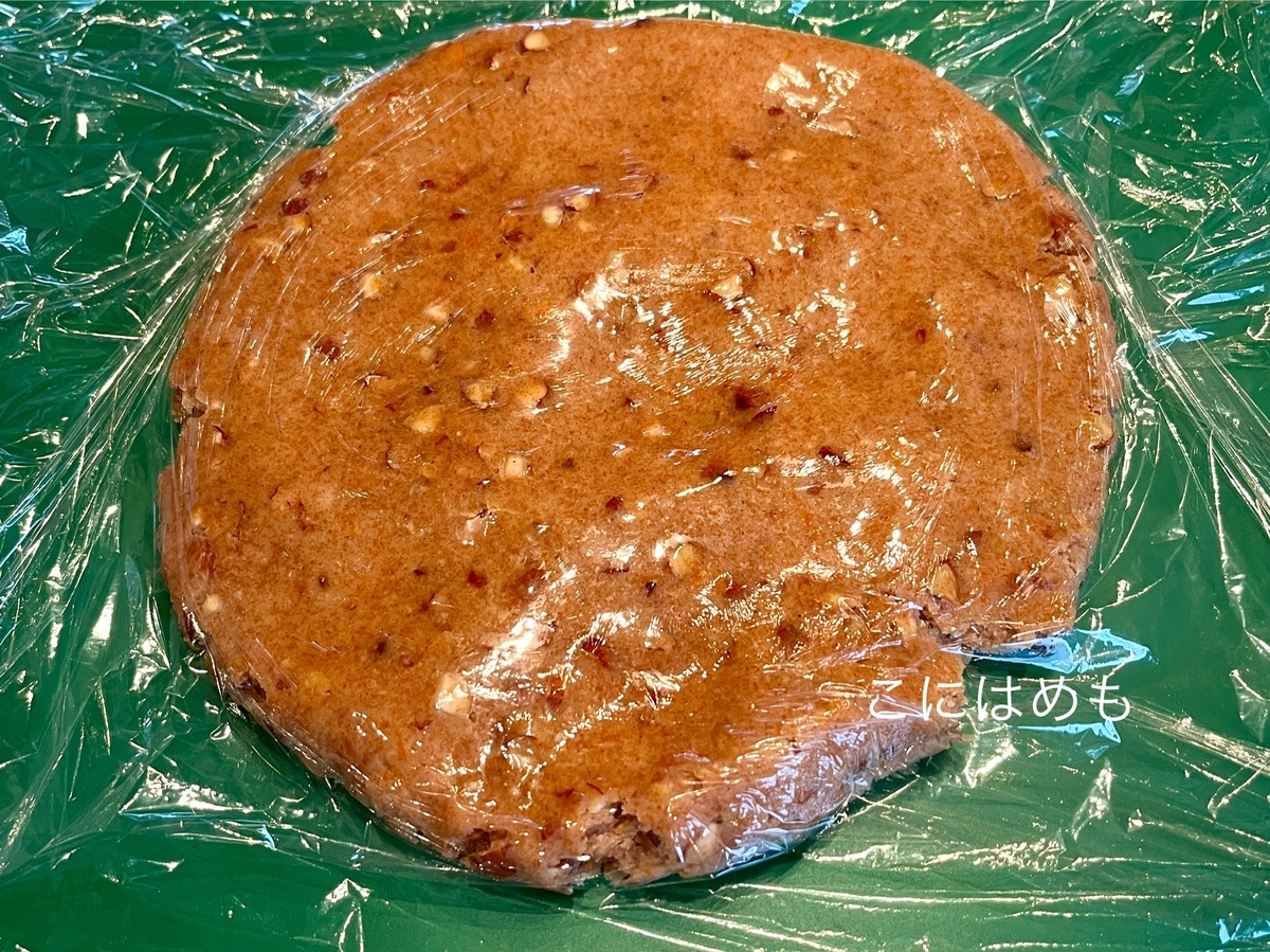 生地を伸ばし、型抜きをする。