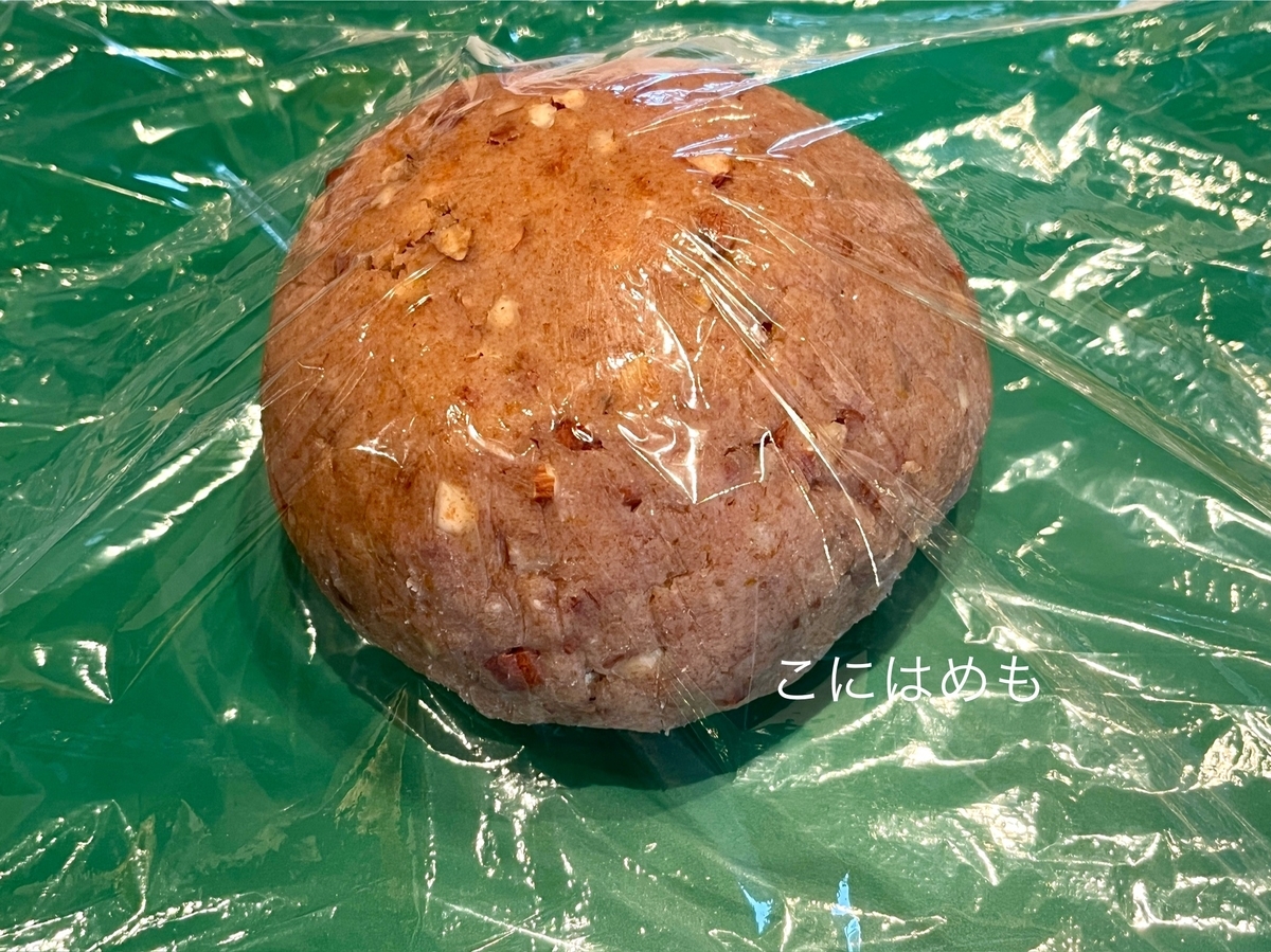 クッキー生地を冷蔵庫で寝かせる。