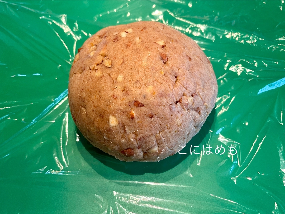 生地を伸ばし、型抜きをする。