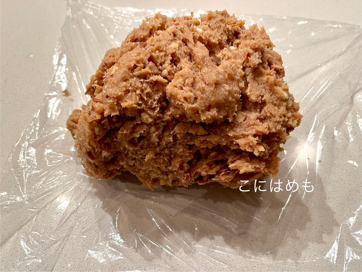 クッキー生地を冷蔵庫で寝かせる。