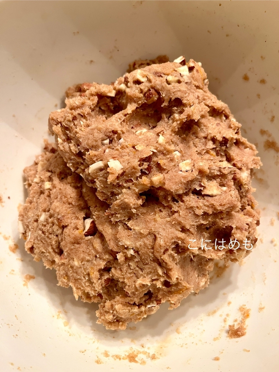 刻んだアーモンドを加えて生地をまとめ、冷蔵庫で寝かせる。 アーモンドを刻む。