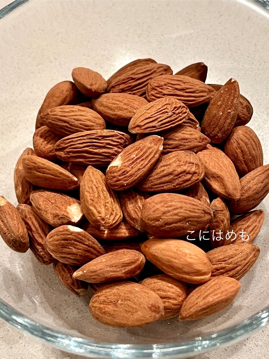 アーモンドを刻む。