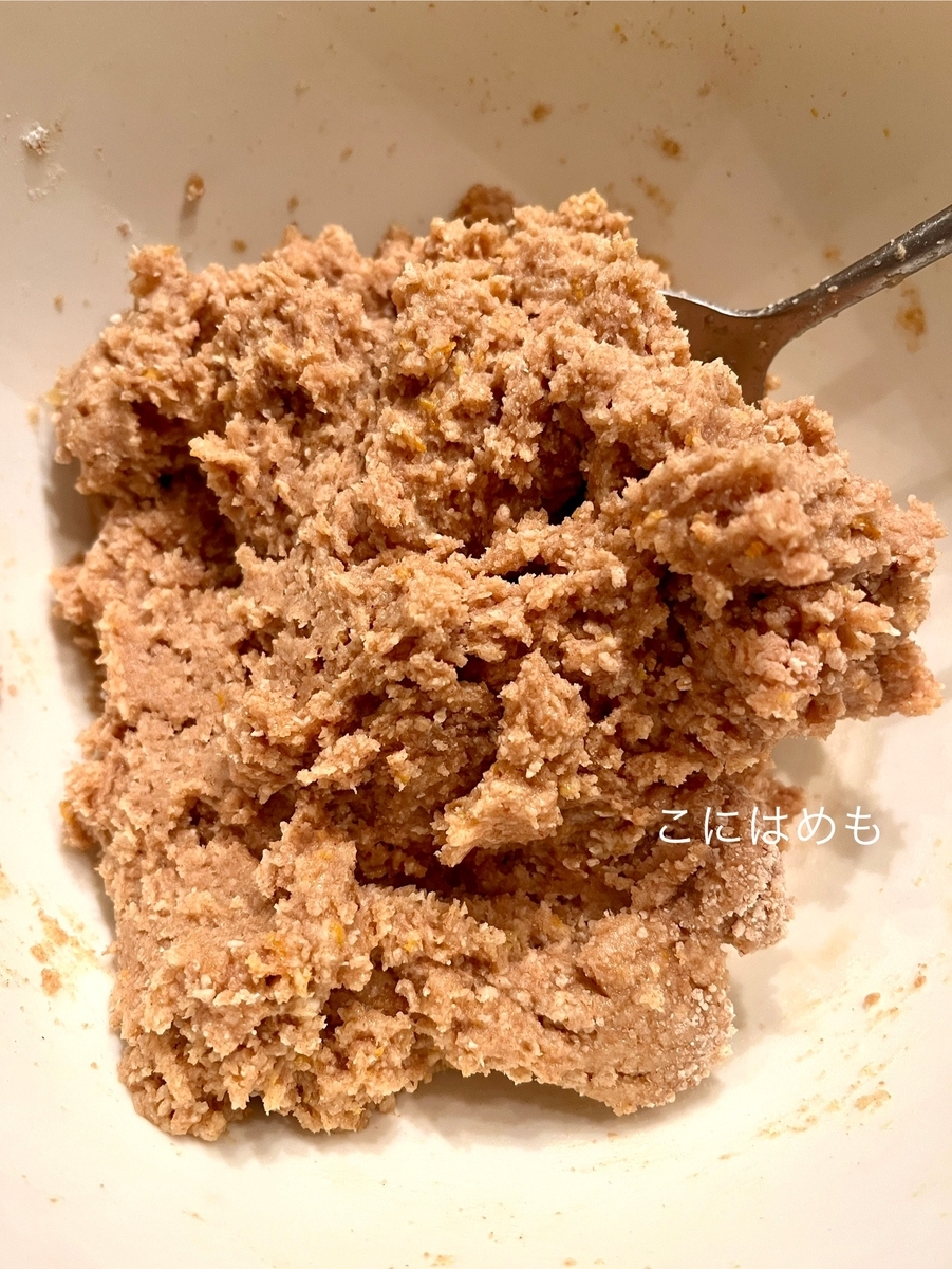 たまご、オレンジ(皮・果汁)を入れて混ぜる。