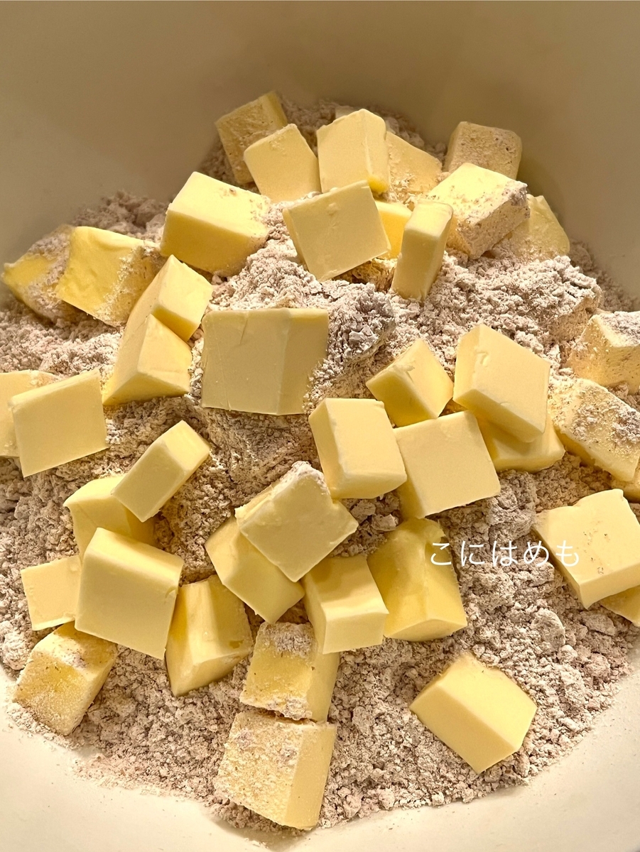 小麦粉(スペルト小麦使用)とバターを混ぜる。