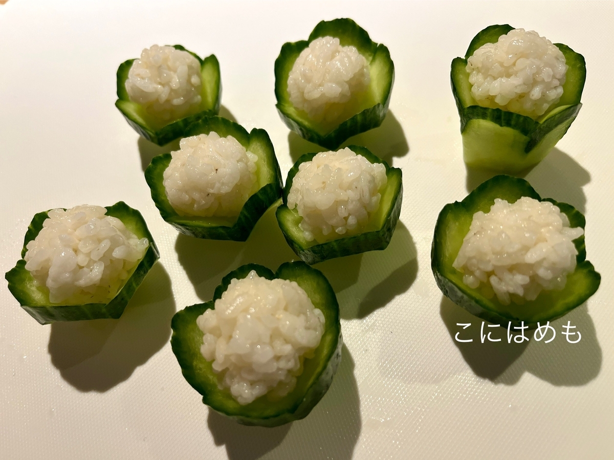 寿司飯を丸く握り、きゅうりの器にのせて、いくら、白ごまをのせる。