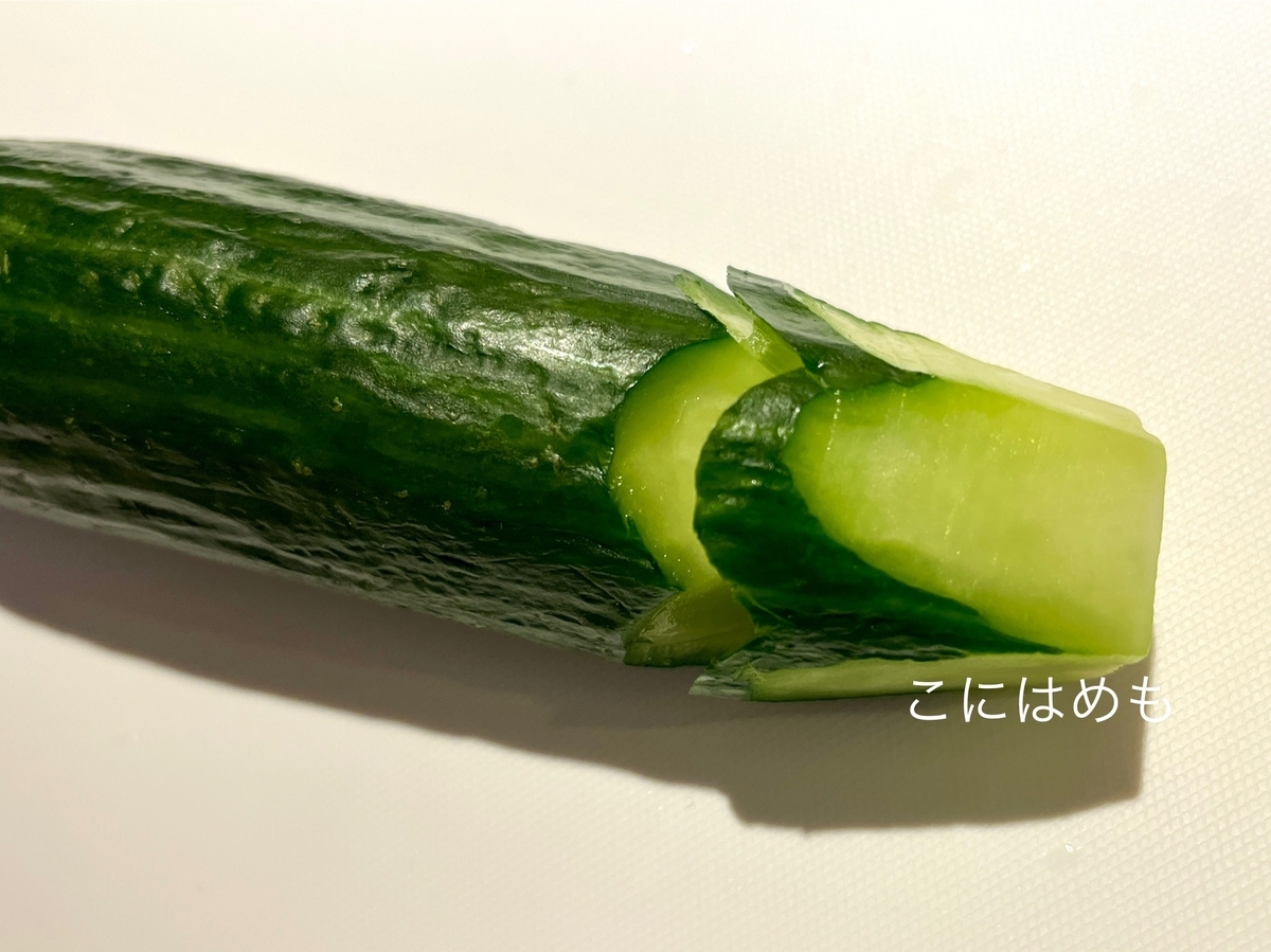 きゅうりをお花の形に切り器を作る。