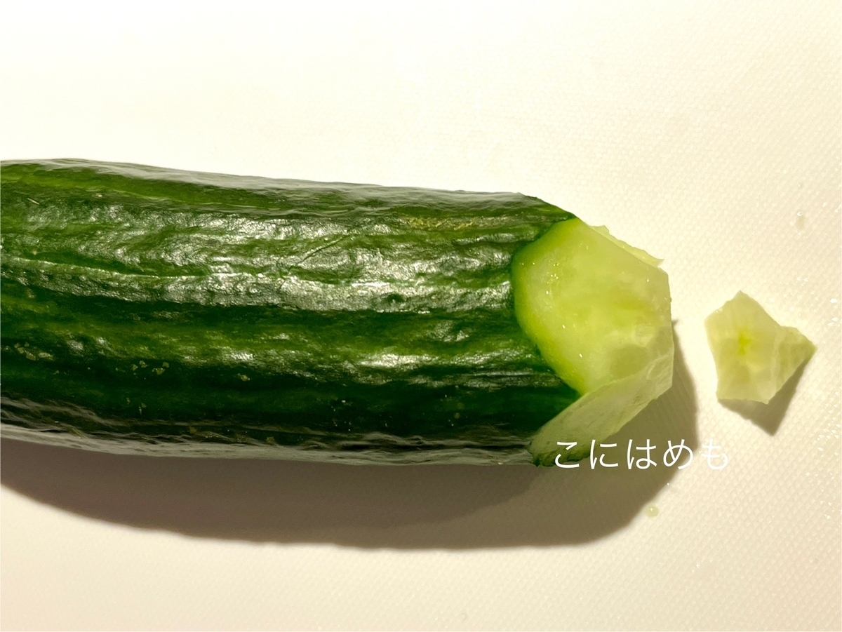 きゅうりをお花の形に切り器を作る。