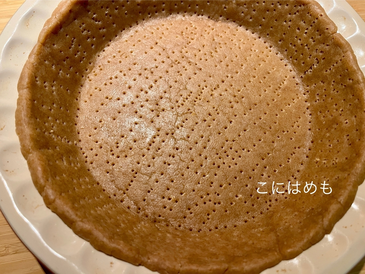 型に入れて、フォークで穴を開ける。