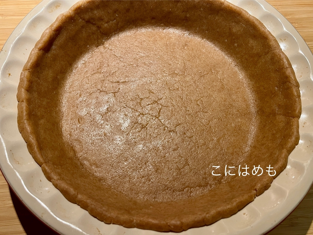 型に入れて、フォークで穴を開ける。