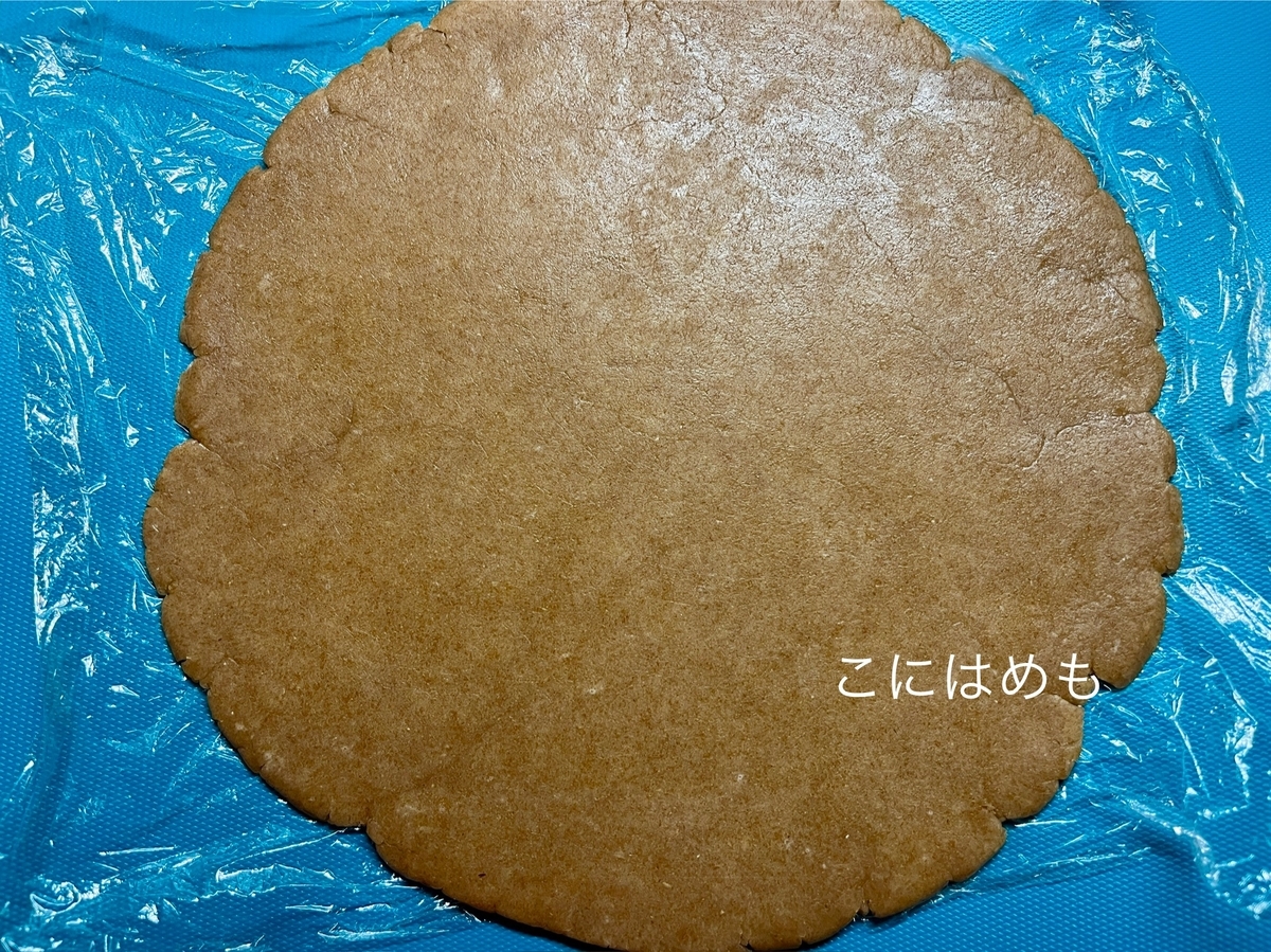 タルト生地をのばす。