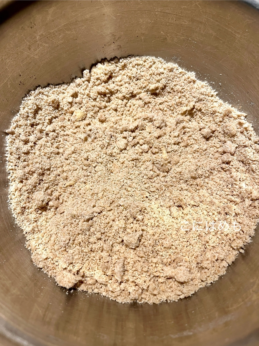 スペルト小麦粉、バター、塩を混ぜ合わせる。