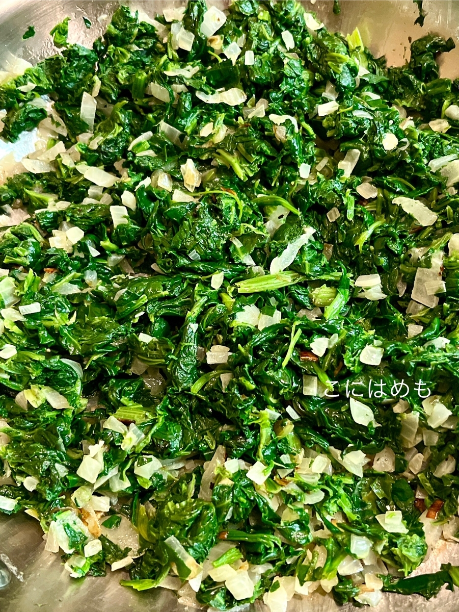 バターで玉ねぎ、ほうれん草(茹でたもの)を炒める。