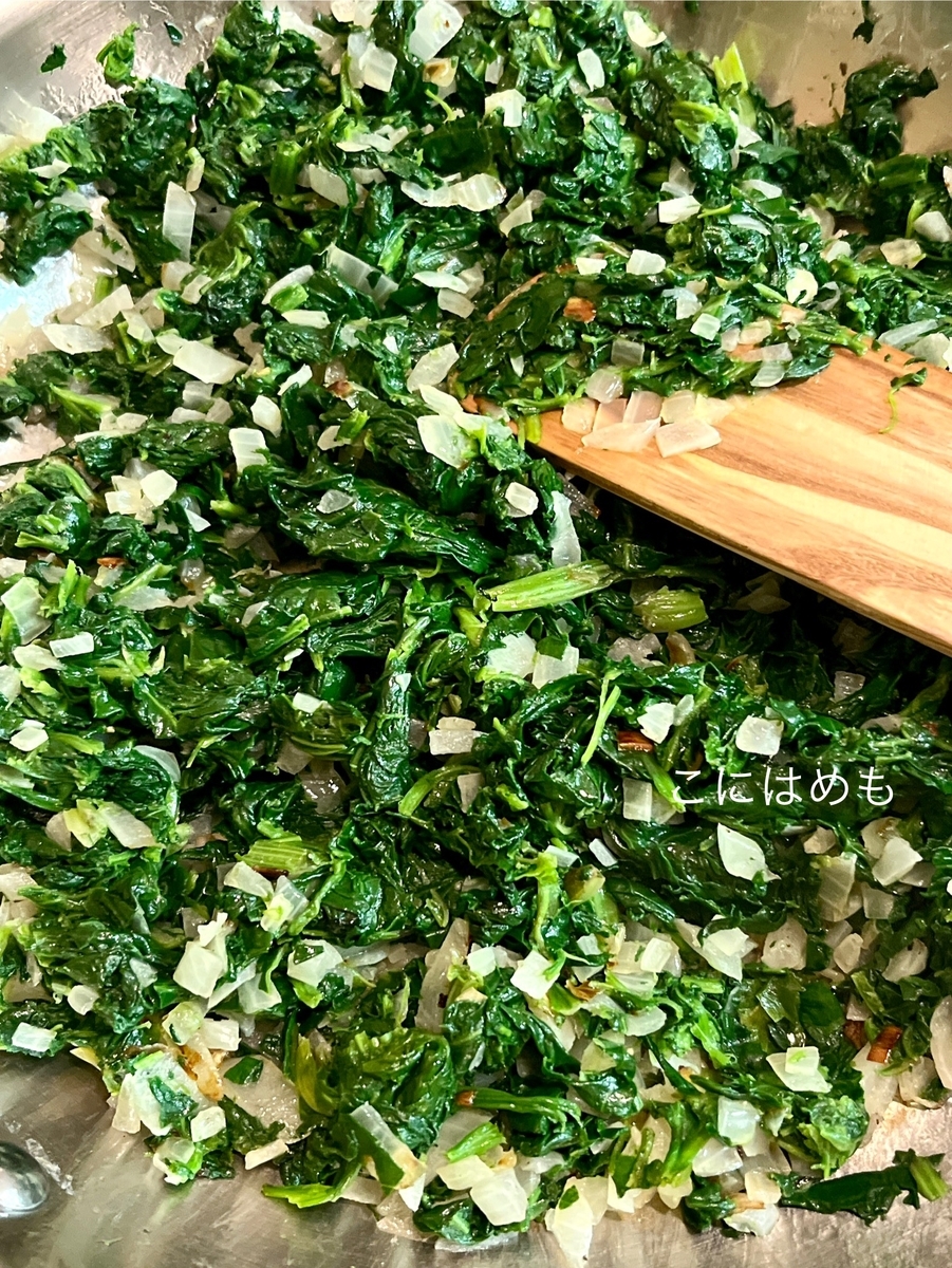 バターで玉ねぎ、ほうれん草(茹でたもの)を炒める。