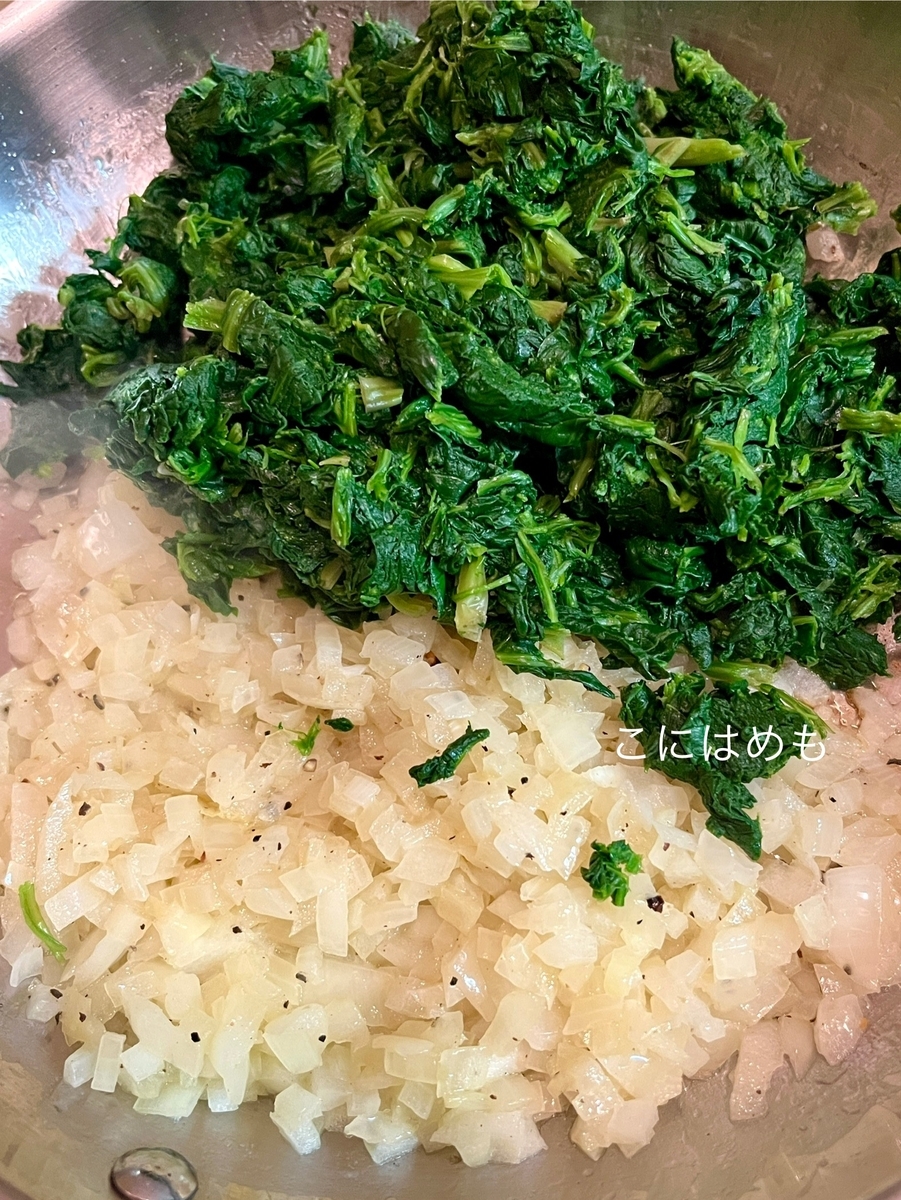 バターで玉ねぎ、ほうれん草(茹でたもの)を炒める。