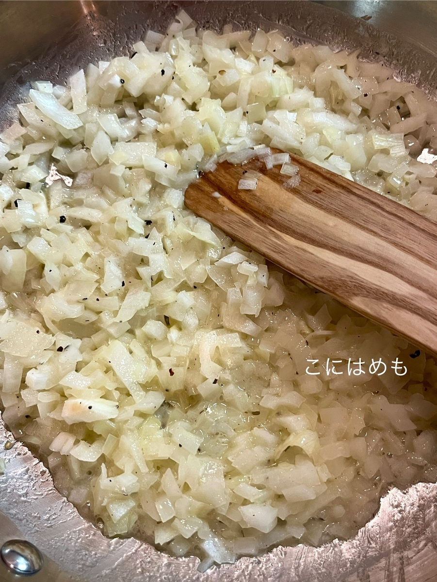 バターで玉ねぎ、ほうれん草(茹でたもの)を炒める。