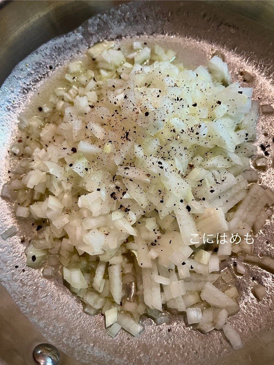 バターで玉ねぎ、ほうれん草(茹でたもの)を炒める。