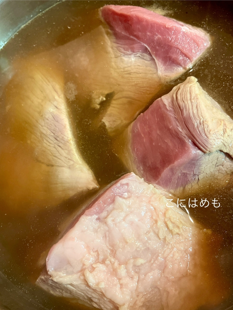 圧力鍋にお湯を沸かして、紅茶を作り、カットした豚肉を入れて、加圧10分煮る。