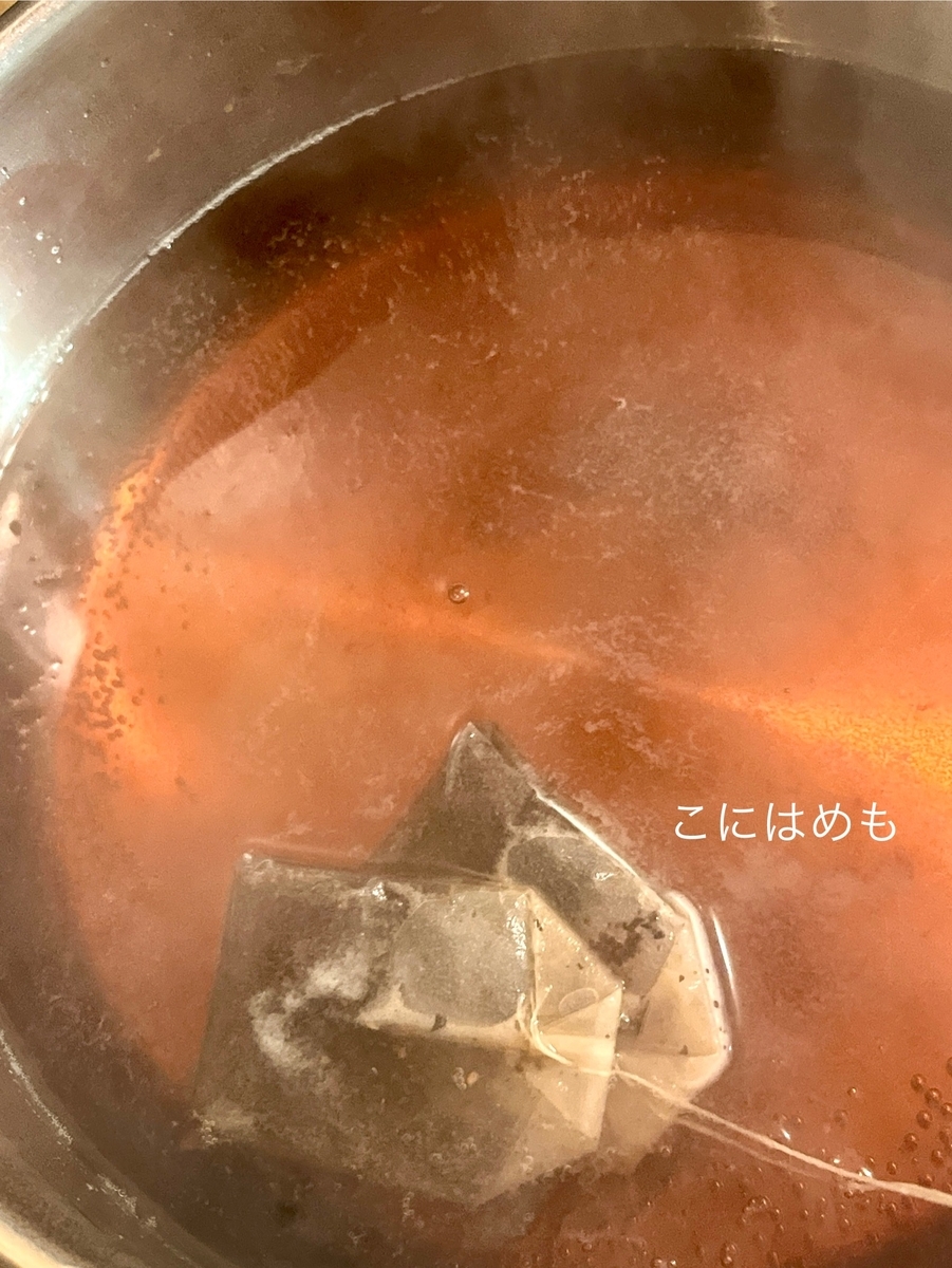 圧力鍋にお湯を沸かして、紅茶を作り、カットした豚肉を入れて、加圧10分煮る。