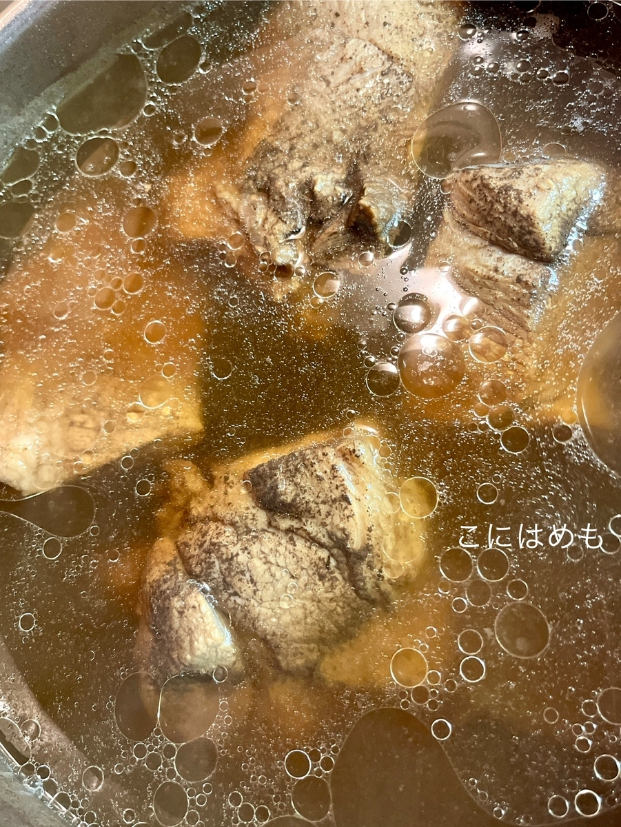 圧力鍋にお湯を沸かして、紅茶を作り、カットした豚肉を入れて、加圧10分煮る。