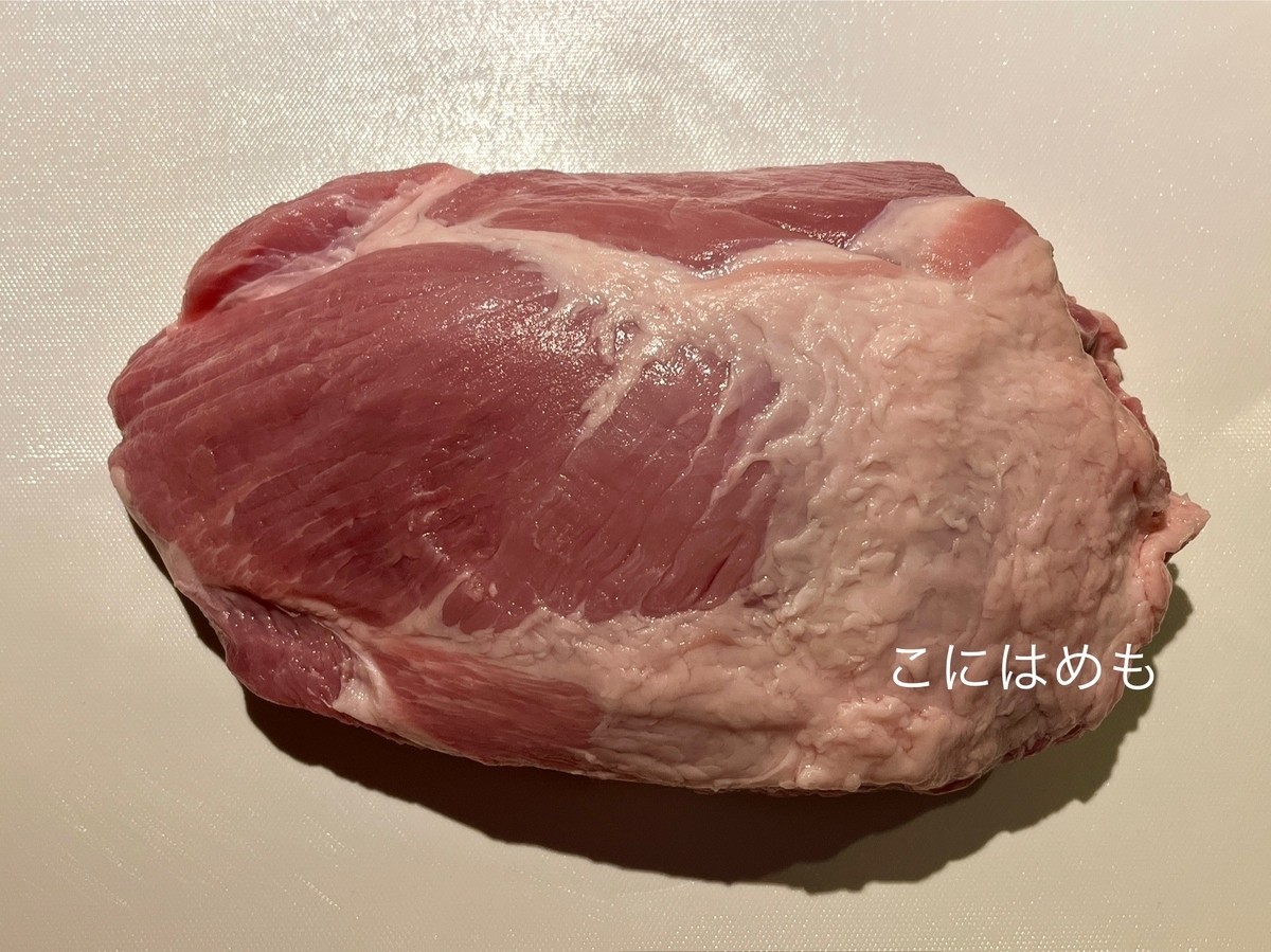 使用する豚かたまり肉「肩ロース」sertéstarja:シェルテーシュタルヤ。