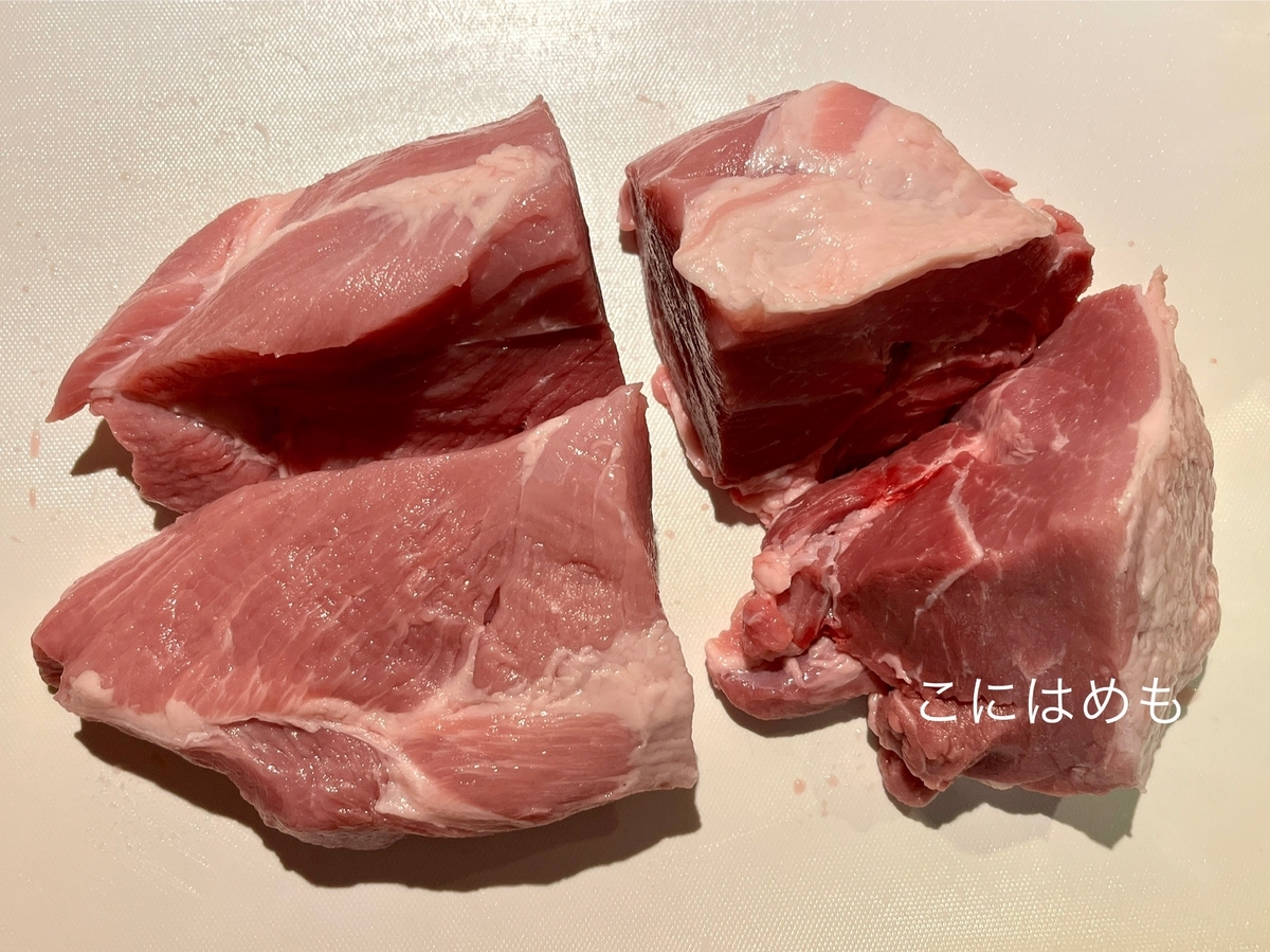 使用する豚かたまり肉「肩ロース」sertéstarja:シェルテーシュタルヤ。
