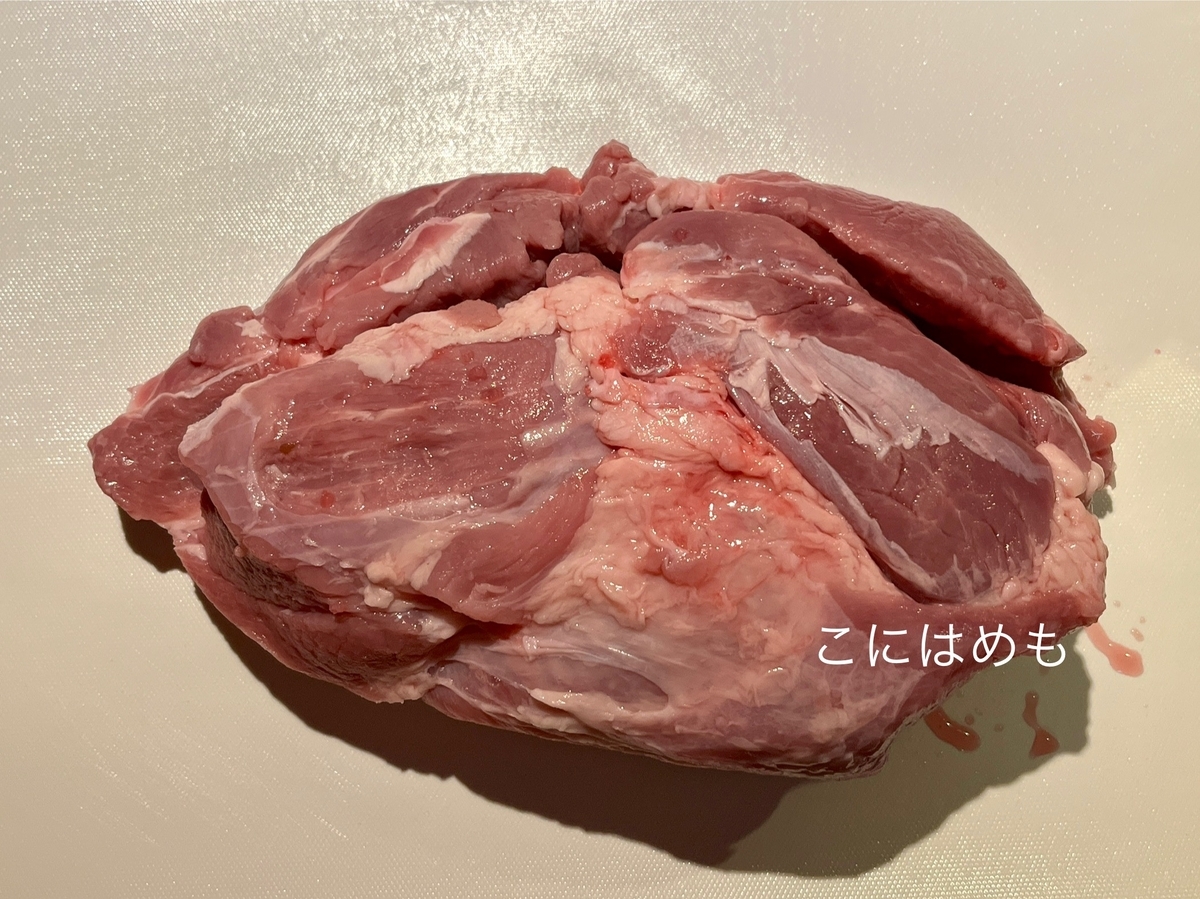 使用する豚かたまり肉「肩ロース」sertéstarja:シェルテーシュタルヤ。
