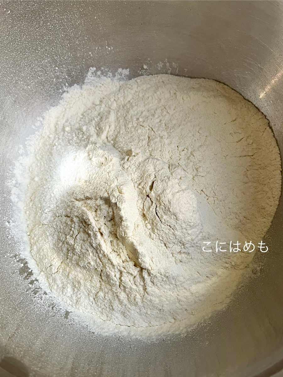 ボウルに薄力粉、①、たまご、塩を入れて混ぜ合わせる。