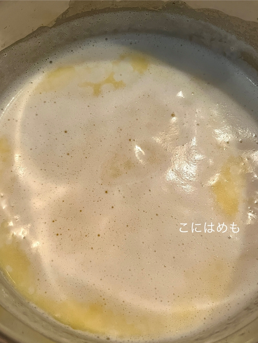 お鍋に牛乳、バター、生のイースト、砂糖を入れて温める。