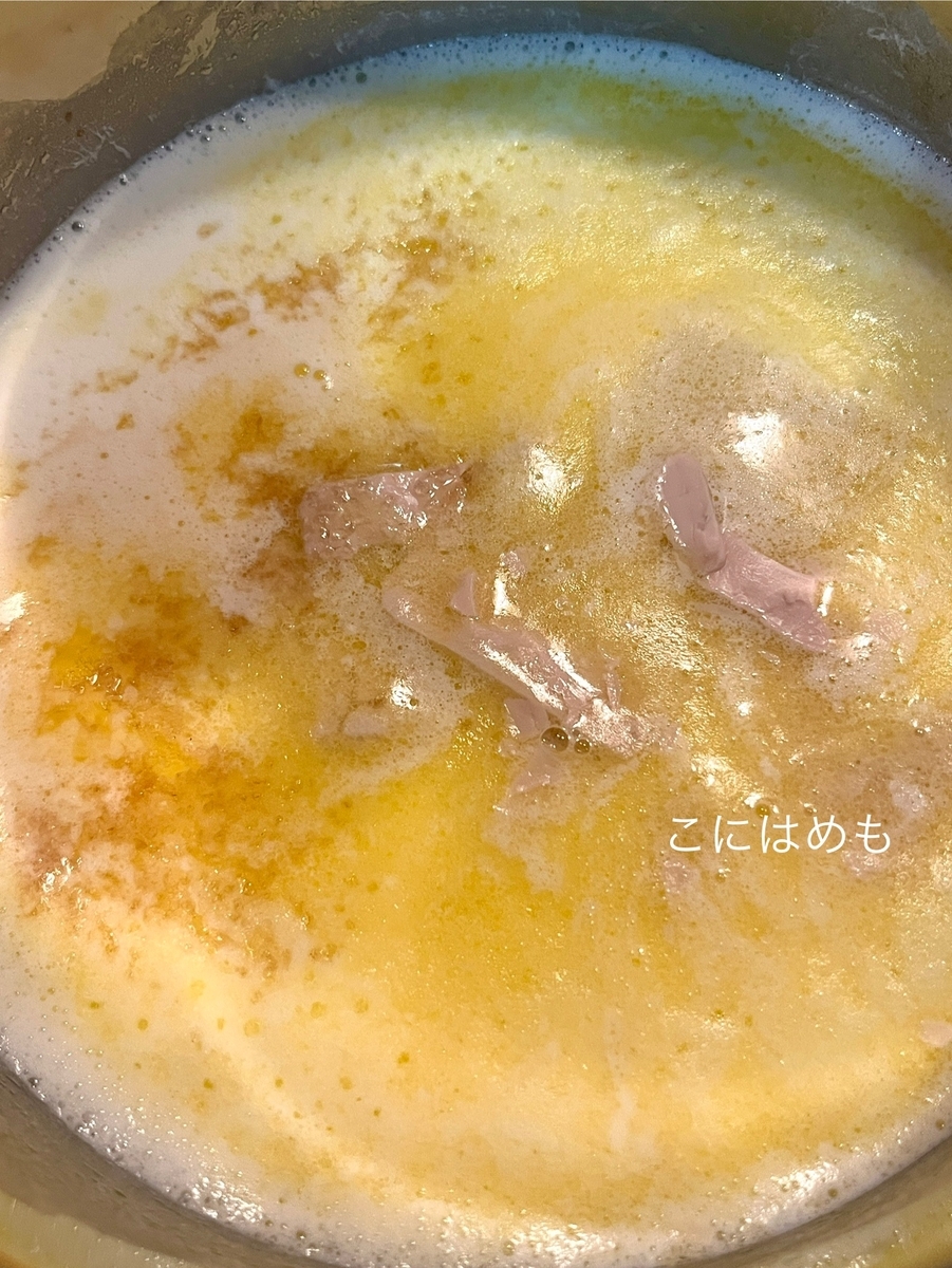 お鍋に牛乳、バター、生のイースト、砂糖を入れて温める。