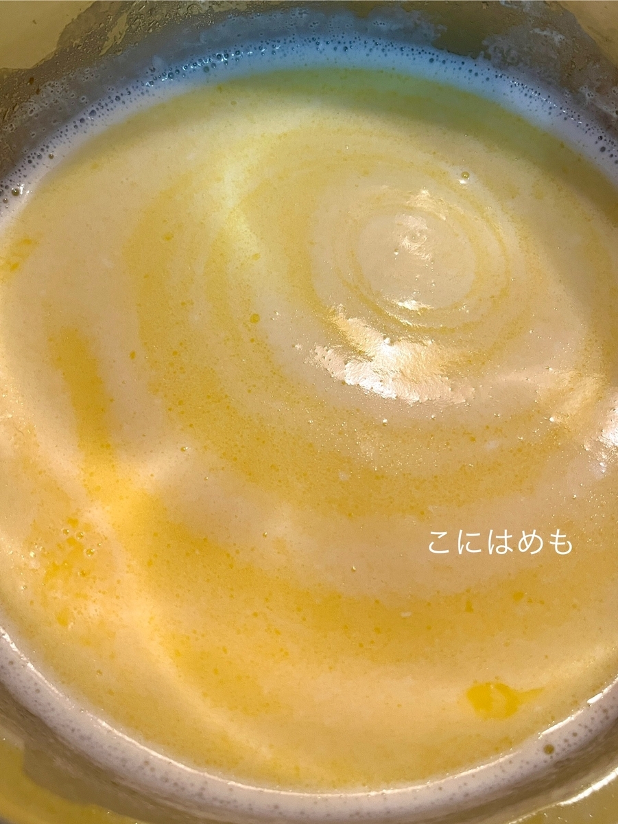 お鍋に牛乳、バター、生のイースト、砂糖を入れて温める。