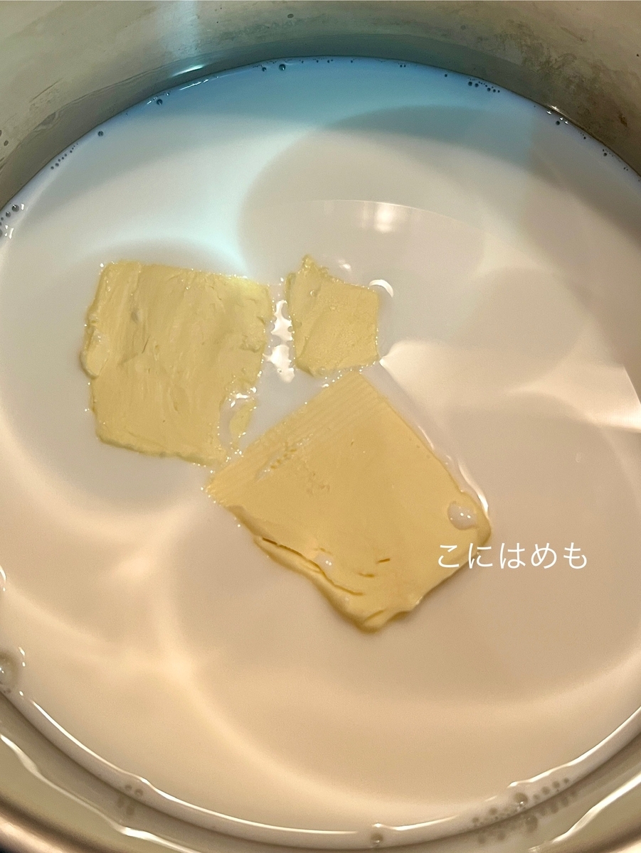 お鍋に牛乳、バター、生のイースト、砂糖を入れて温める。