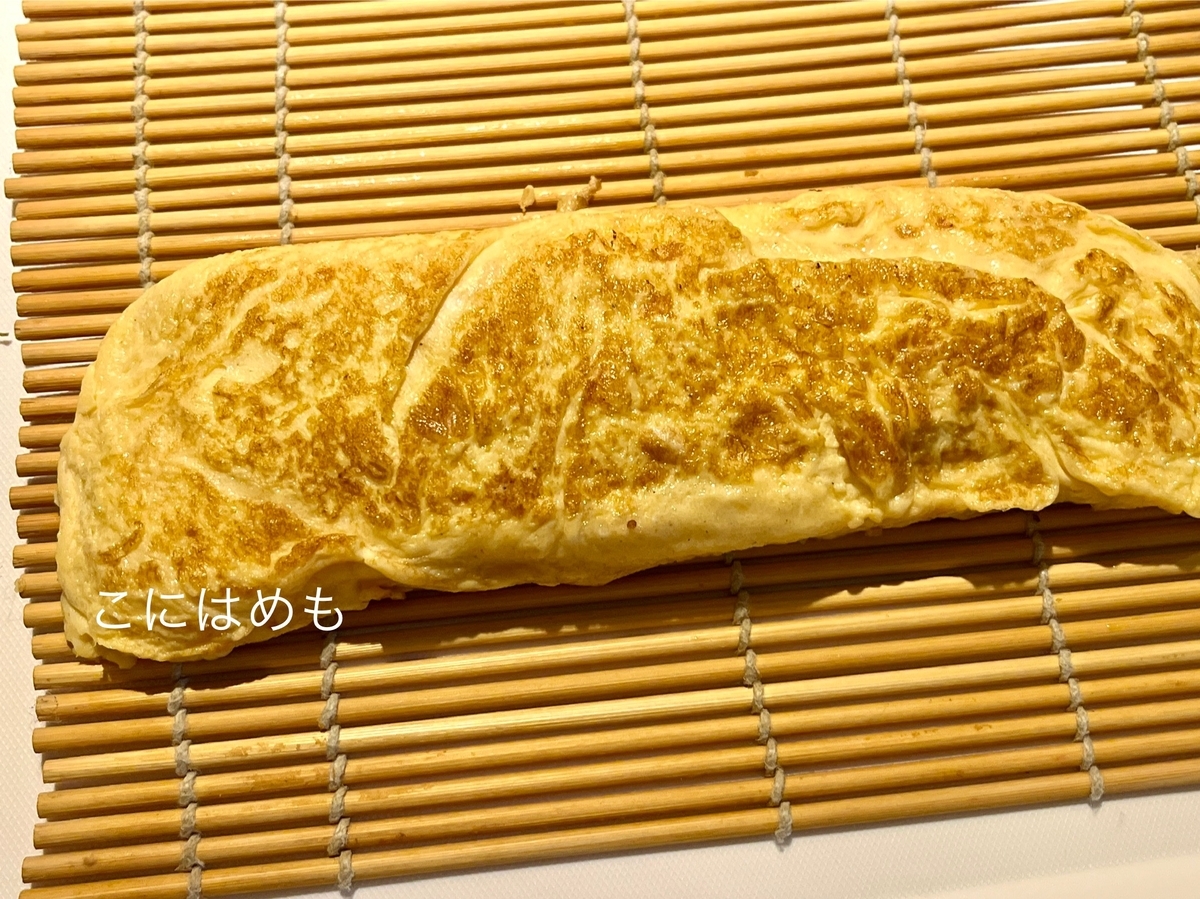 厚焼き卵の形を整える。