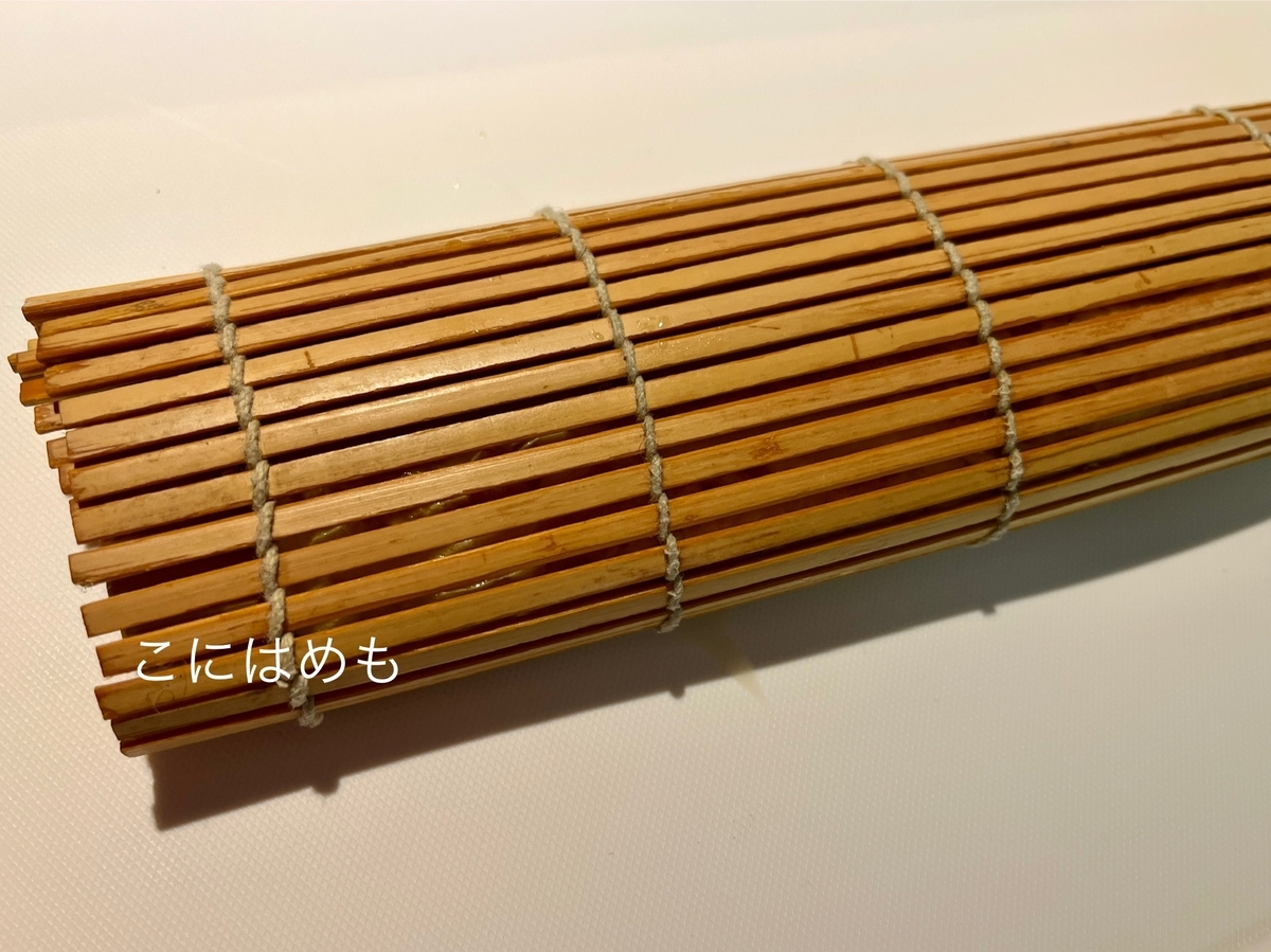 厚焼き卵の形を整える。