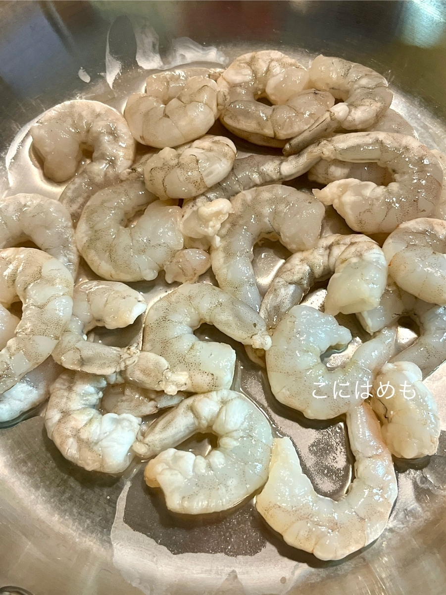 フライパンで冷凍えびを酒蒸しにする方法。