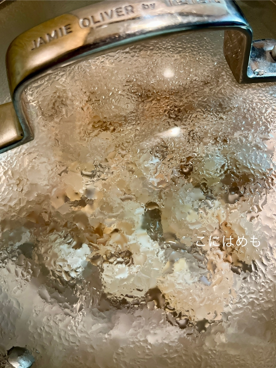 フライパンで冷凍えびを酒蒸しにする方法。