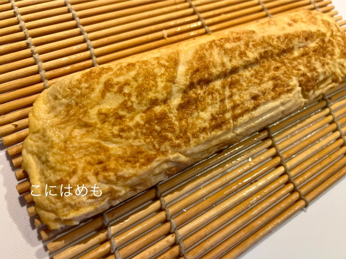 厚焼き卵の形を整える。