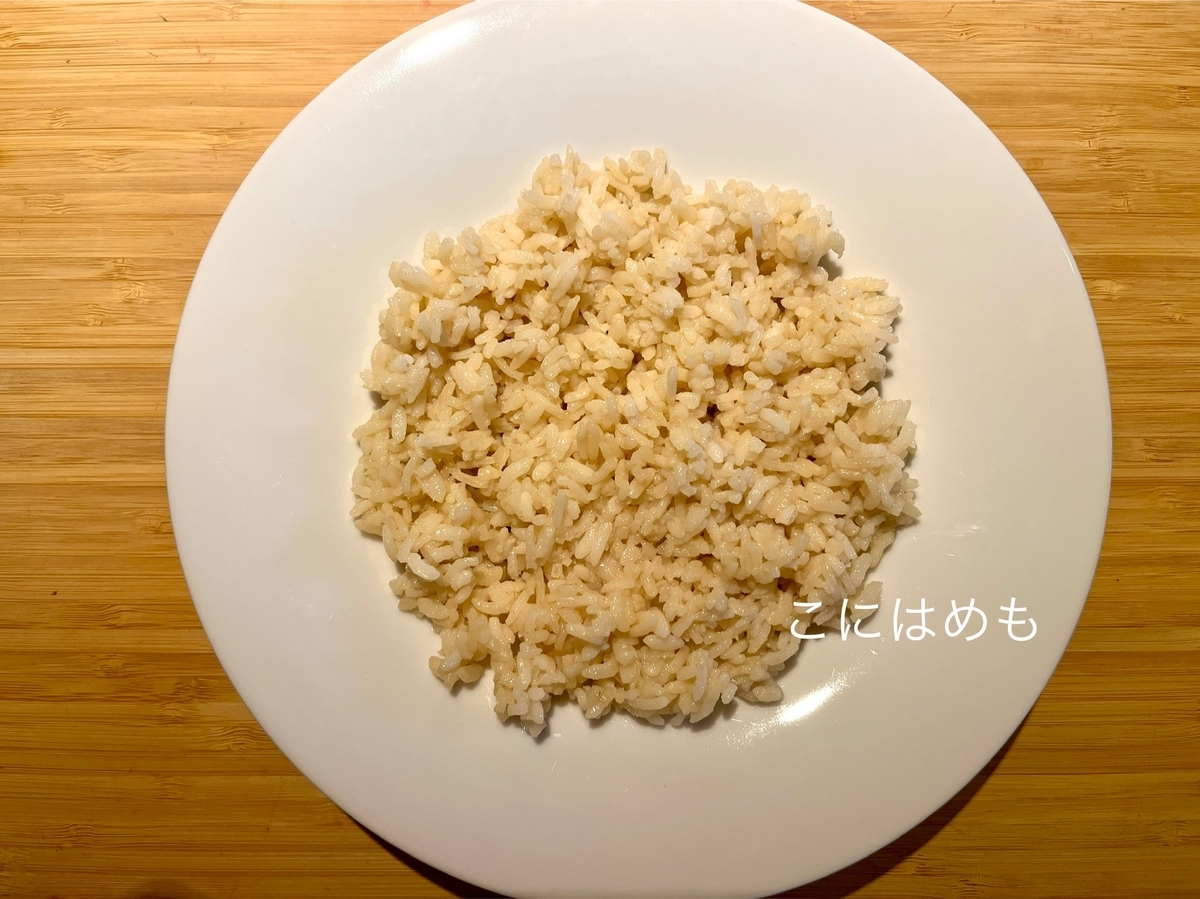 簡単「スモークサーモンとえびのエスニック風ちらし寿司」を盛り付ける。