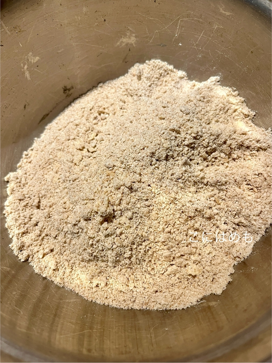 ボウルにスペルト小麦、バターを入れて混ぜ合わせる。